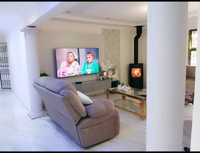 4 BEDROOM FREESTANDING FOR SALE IN SWEETWATERS
